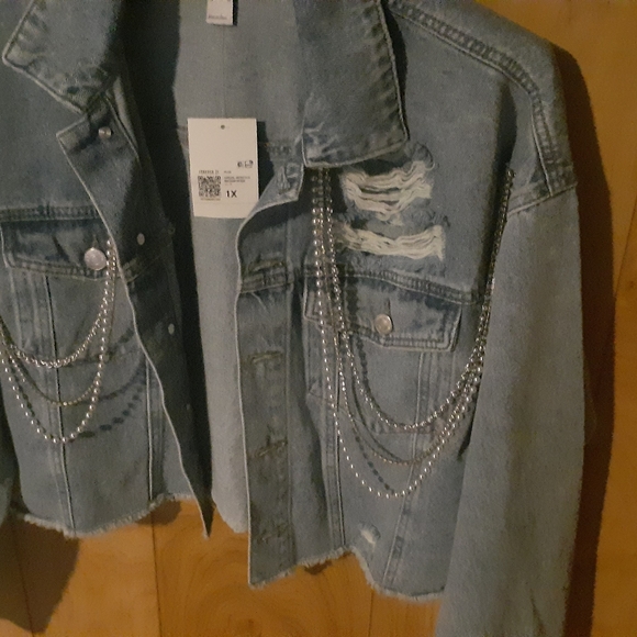 Cropped Distressed Denim Jacket - Picture 3 of 3